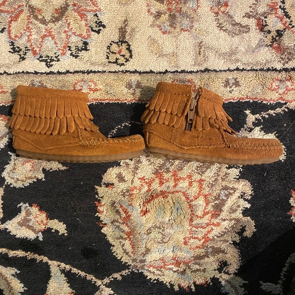 Like new girls/toddlers size 6 Minnetonka boots - Picture 3 of 3